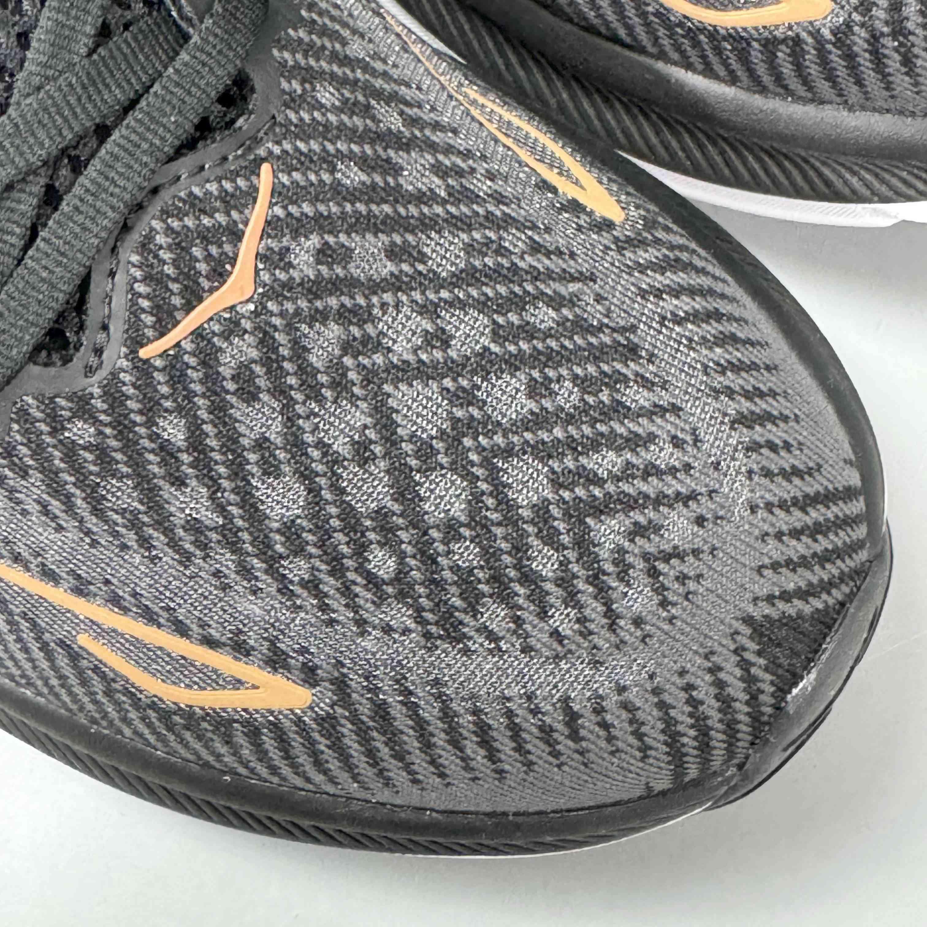 Hoka One One Clifton 9 'Black Copper' Banlieue91