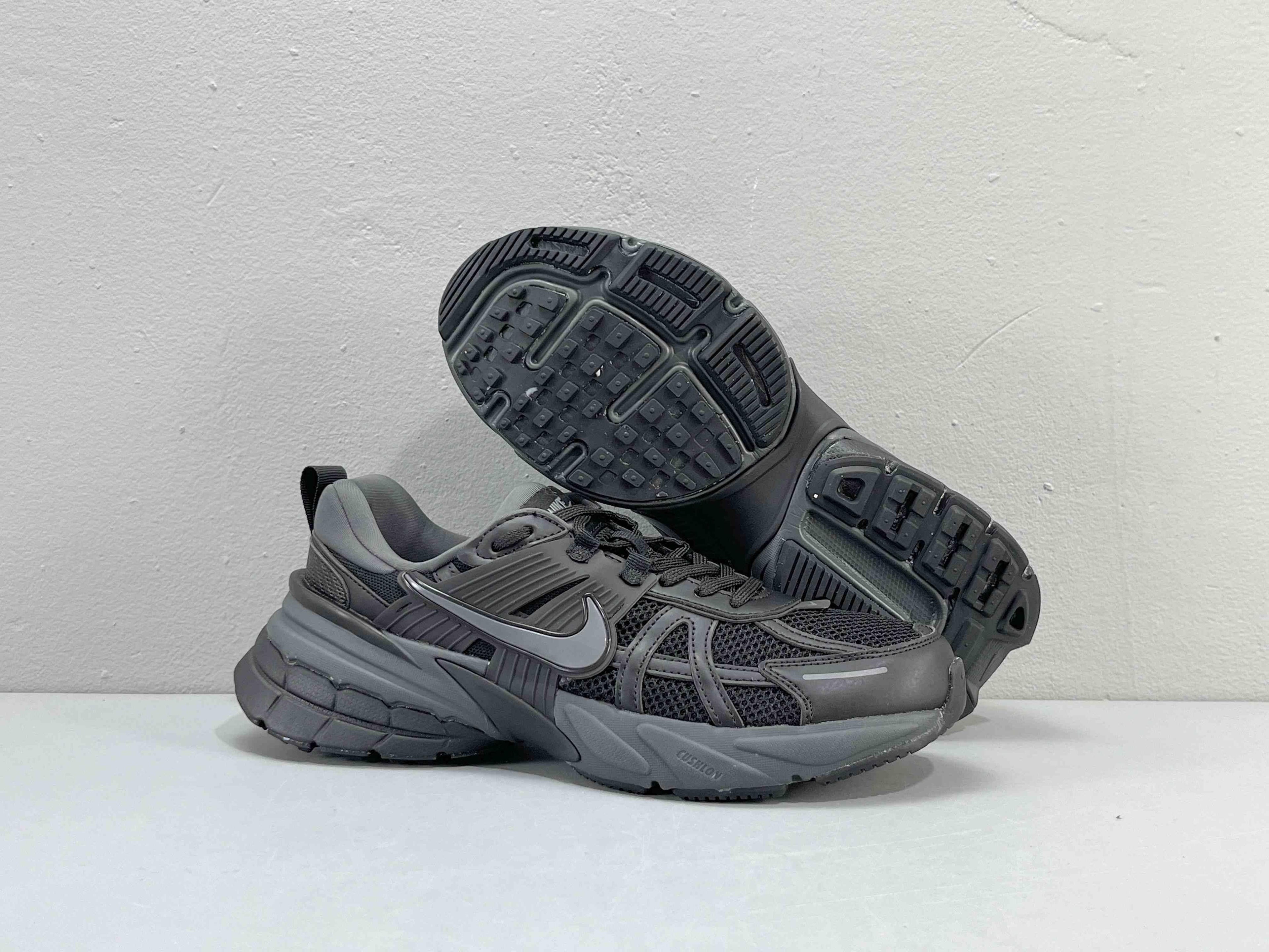 Nike V2K Run 'Metalic Silver Black' Banlieue91