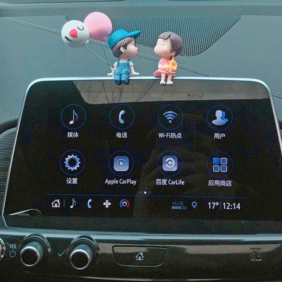 Romantic Anime Couple Figurines – 4PCS Resin Dashboard Decor Dashing Nova