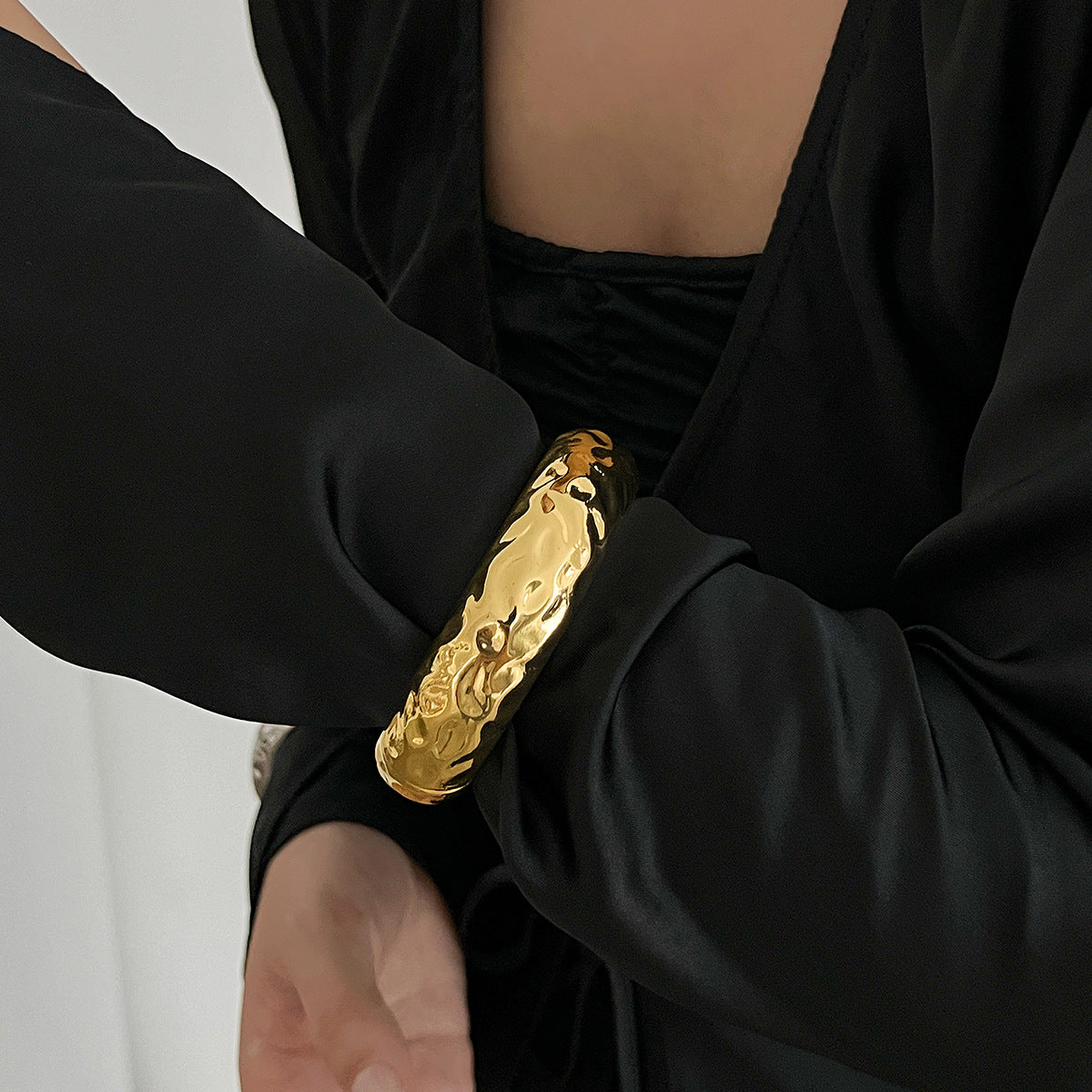 Fashionable pleated concave pearl bracelet with light luxury and metallic feel Bracelet wide face V.I.P Digital Presence