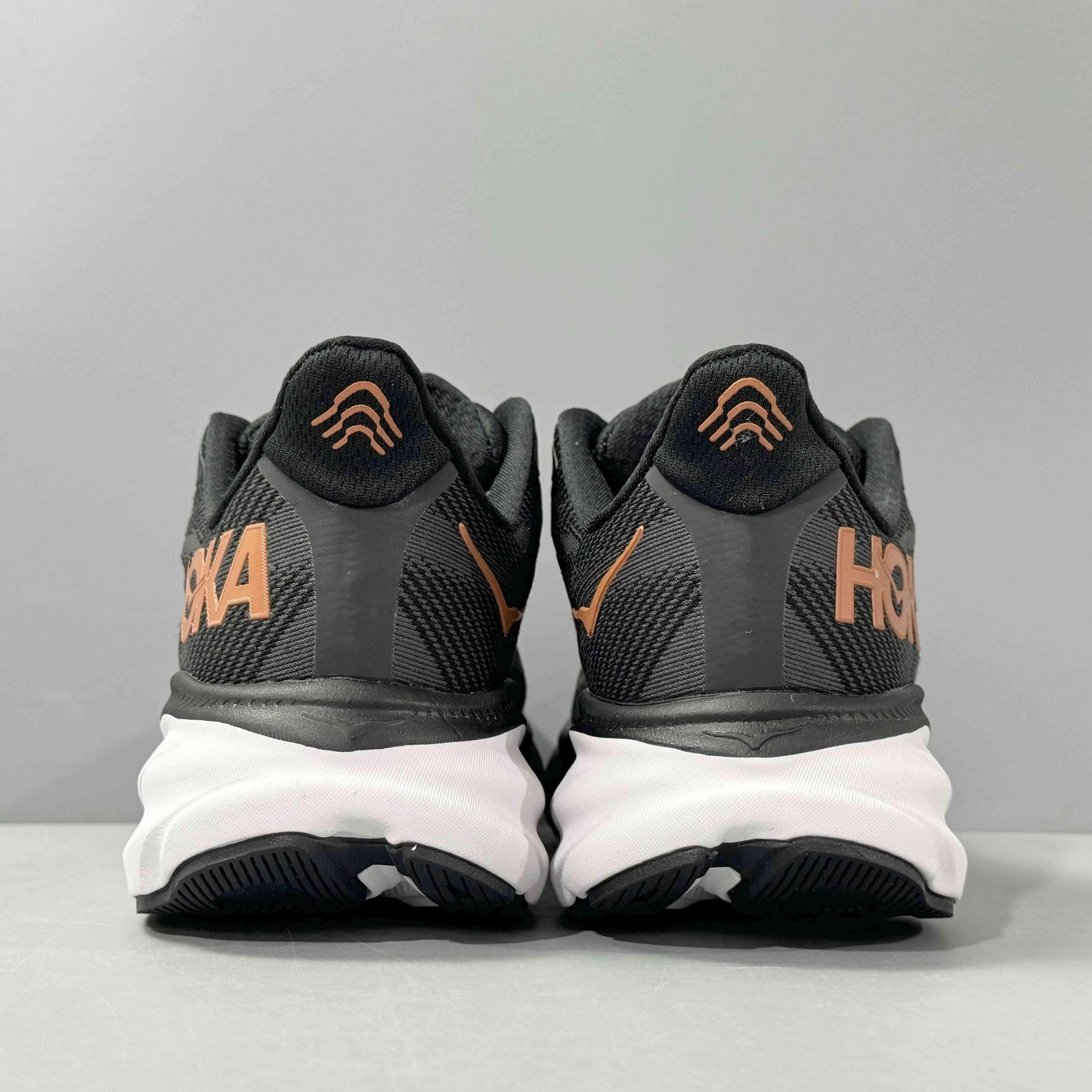 Hoka One One Clifton 9 'Black Copper' Banlieue91