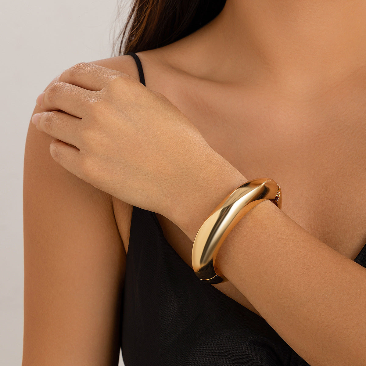 Fashionable pleated concave pearl bracelet with light luxury and metallic feel Bracelet wide face V.I.P Digital Presence