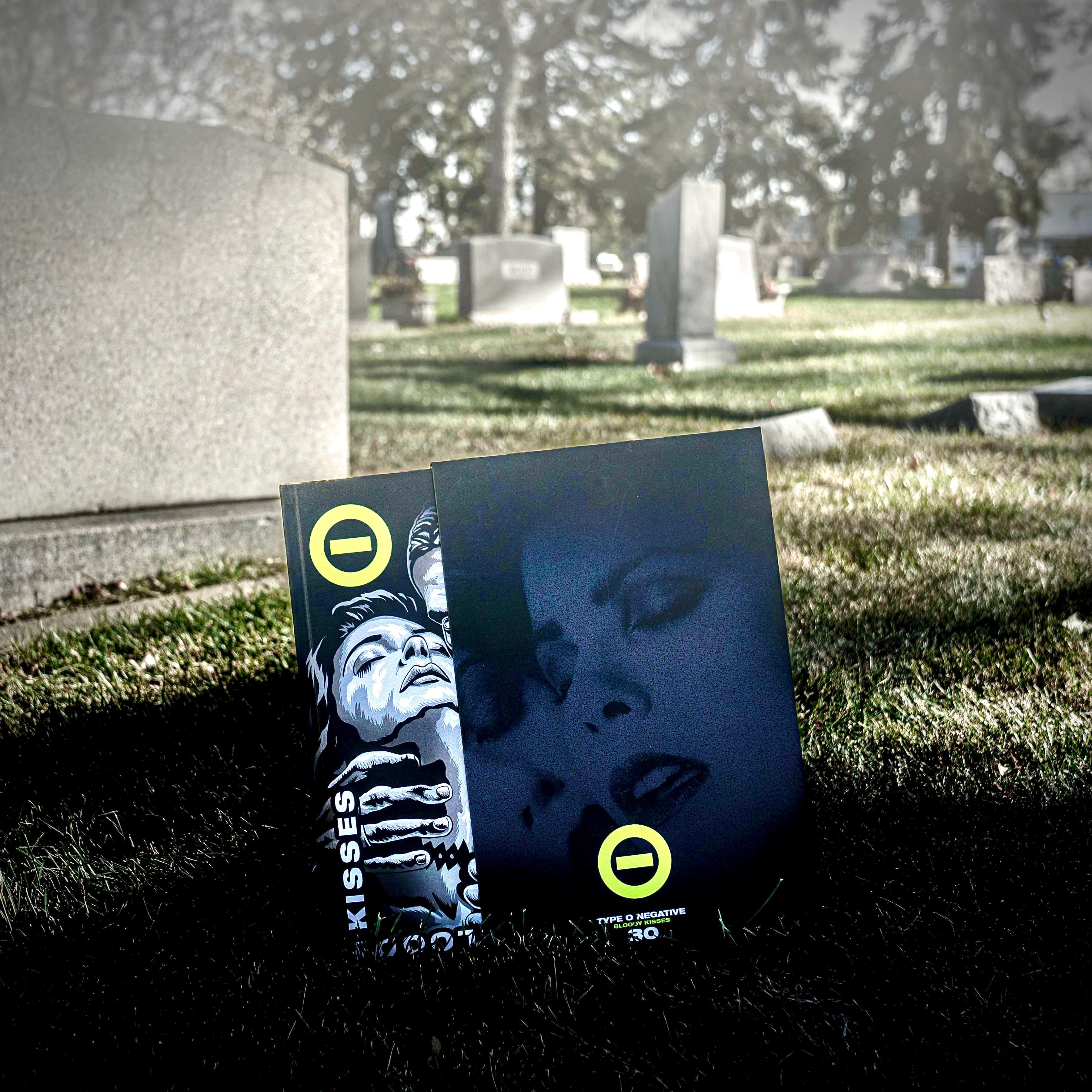 Type O Negative: Bloody Kisses 30 - Deluxe Bundle Z2 Comics