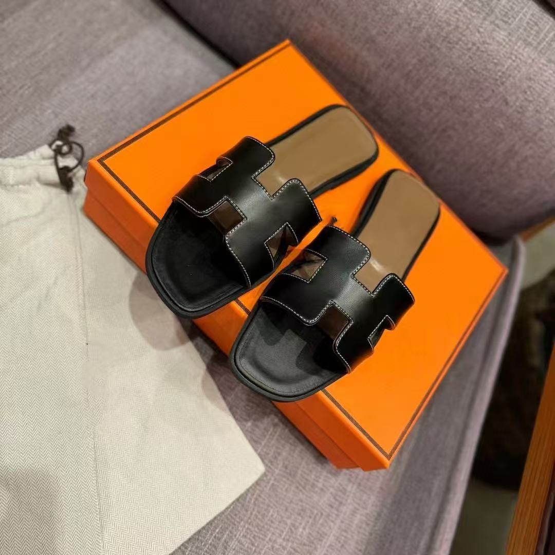 Flat bottomed beach sandals are fashionable casual lightweight and can be worn as a single drag V.I.P Digital Presence