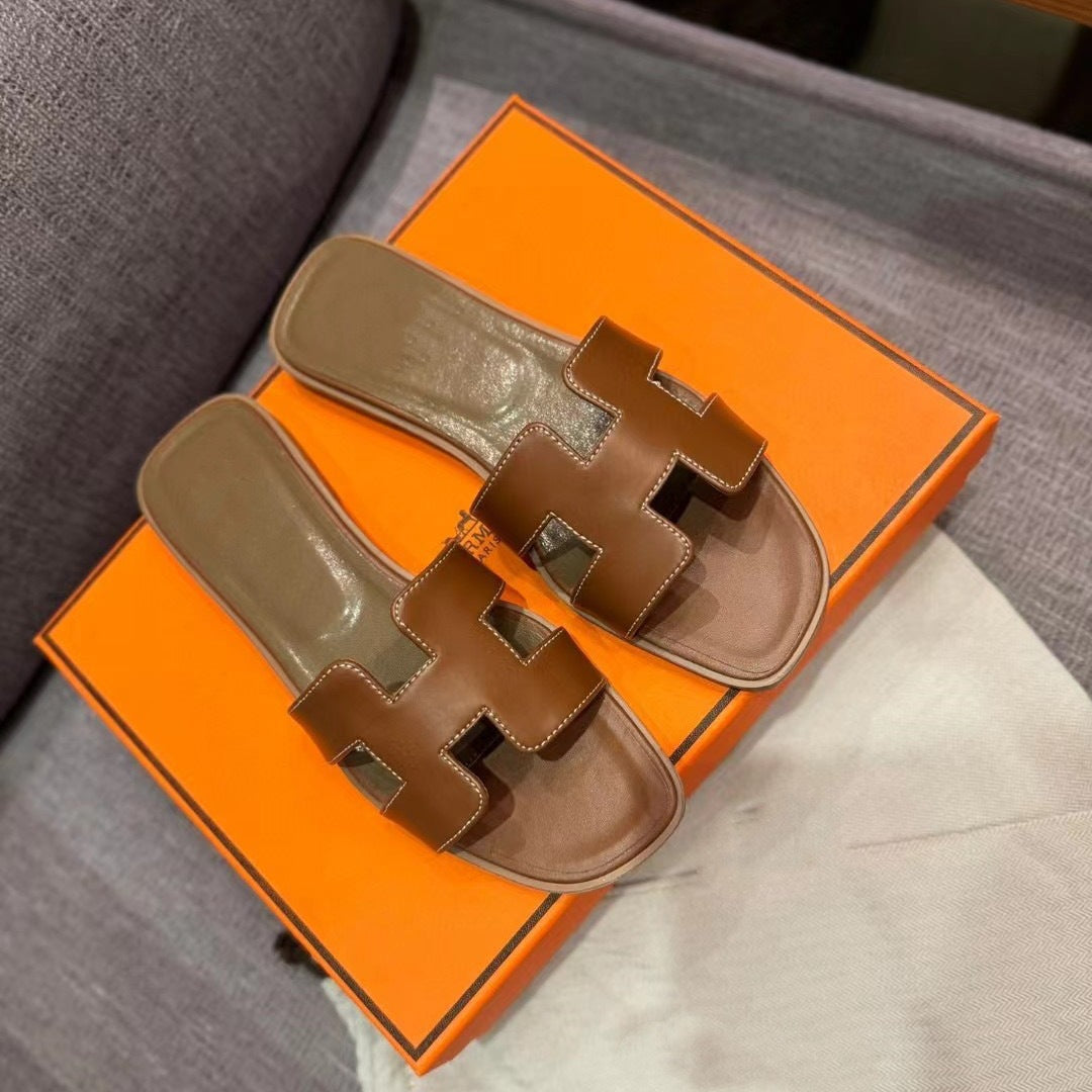 Flat bottomed beach sandals are fashionable casual lightweight and can be worn as a single drag V.I.P Digital Presence