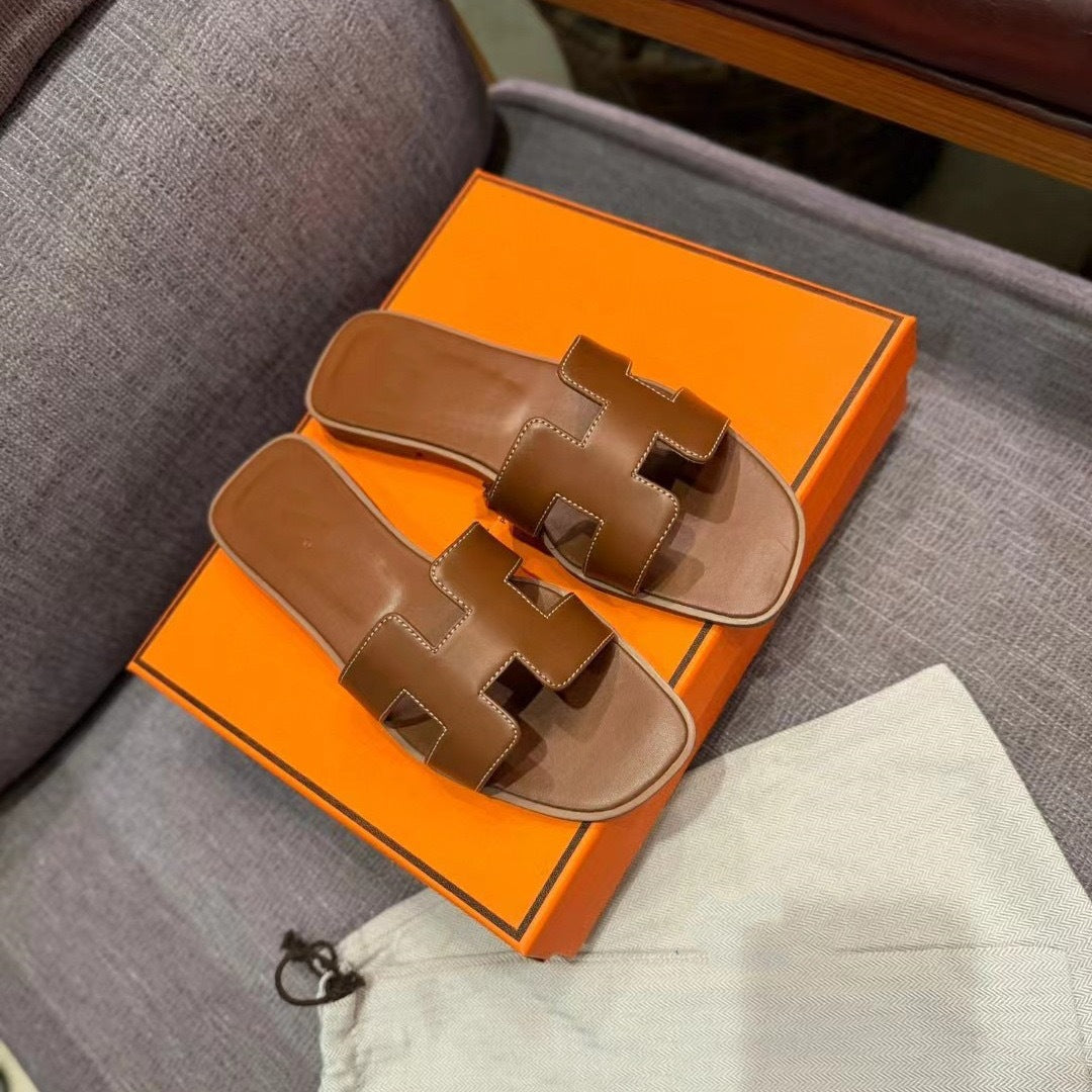 Flat bottomed beach sandals are fashionable casual lightweight and can be worn as a single drag V.I.P Digital Presence