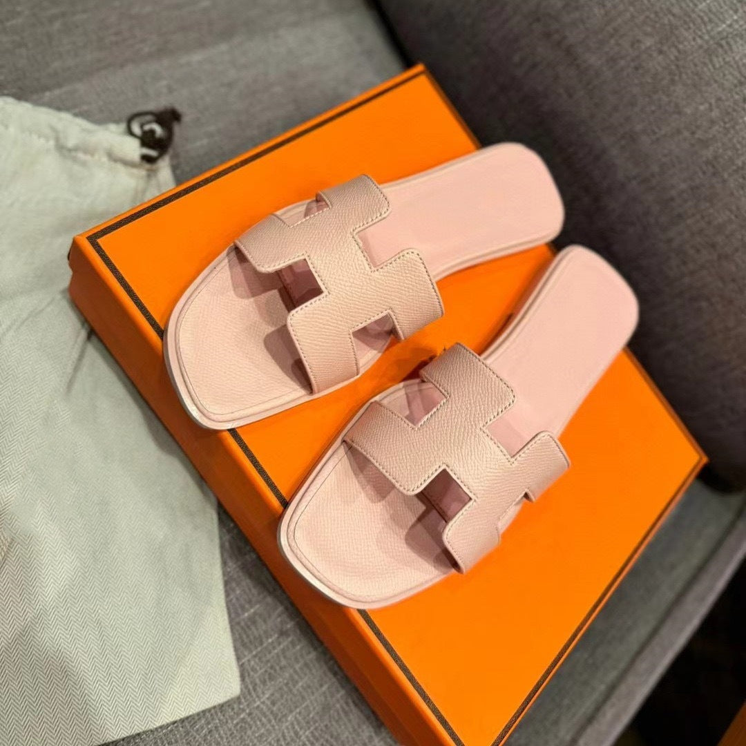 Flat bottomed beach sandals are fashionable casual lightweight and can be worn as a single drag V.I.P Digital Presence