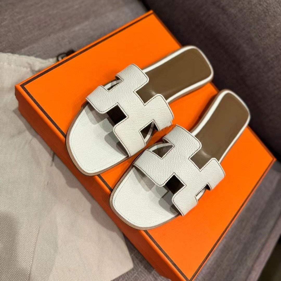 Flat bottomed beach sandals are fashionable casual lightweight and can be worn as a single drag V.I.P Digital Presence