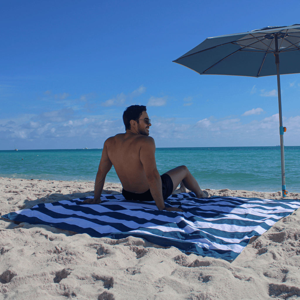 Oversized Waterproof & Sand-Repellent Beach Blanket with Umbrella Port
