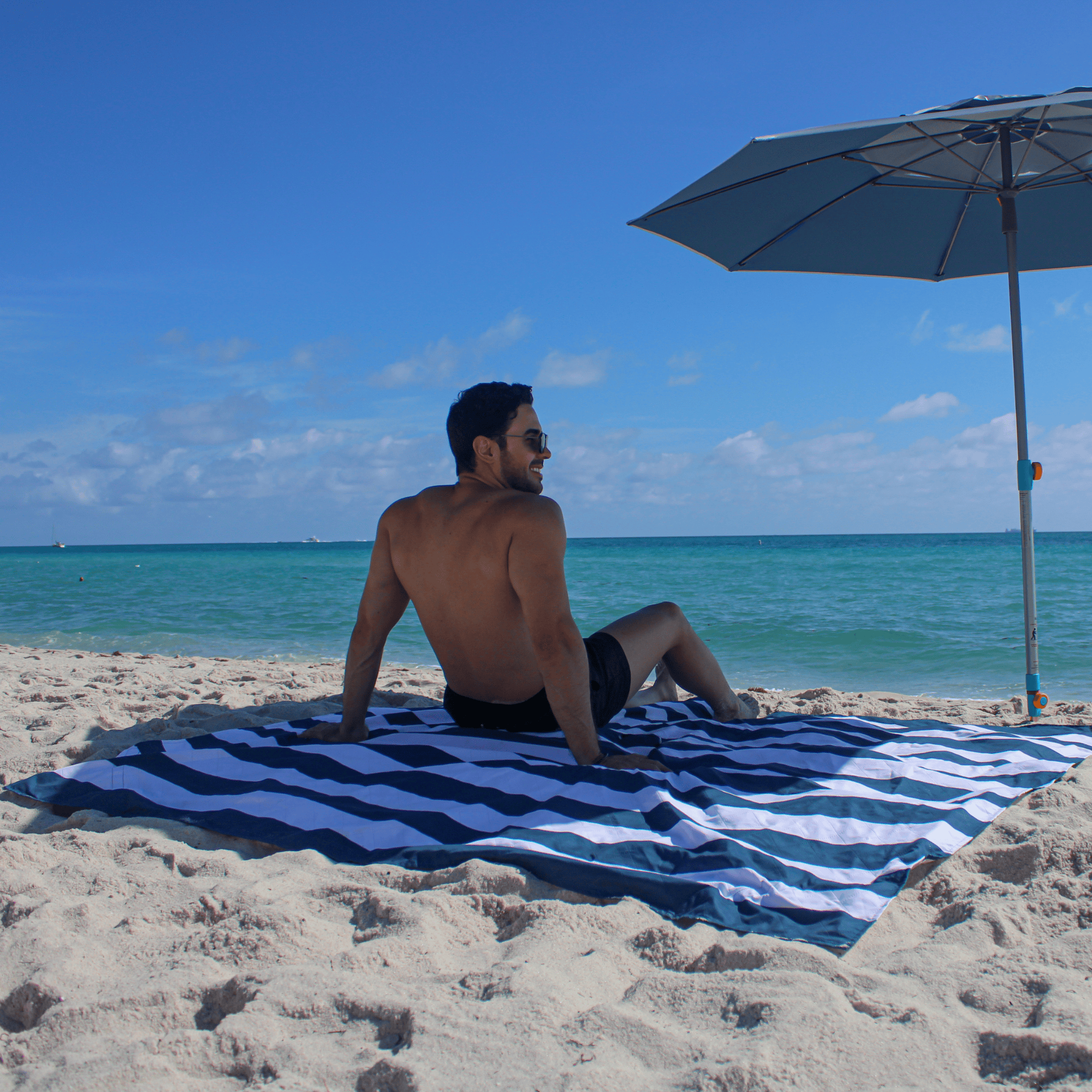 Oversized Waterproof & Sand-Repellent Beach Blanket with Umbrella Port