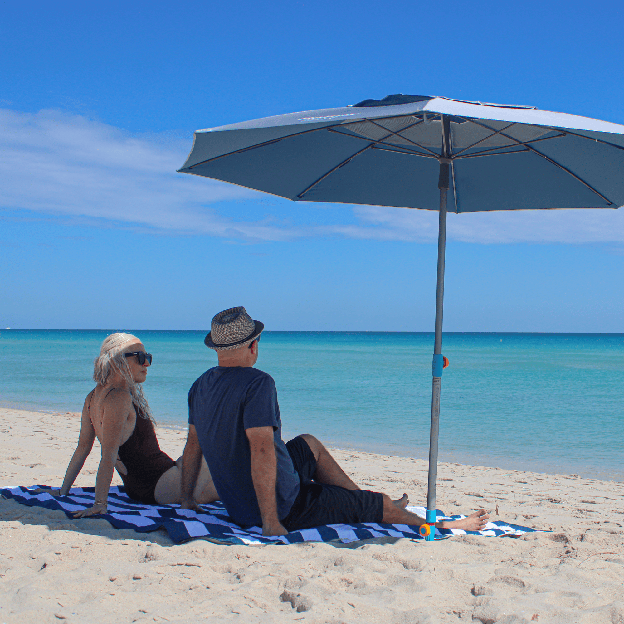 Oversized Waterproof & Sand-Repellent Beach Blanket with Umbrella Port